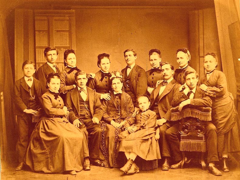 l_l_l_famillegloppe1875.jpg